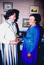 Jennifer Buxton recieving the 1985 Gold Bowl award from RMS President Suzanne Lucas